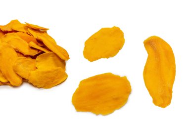 Beyaz arka planda izole edilmiş kuru, lezzetli mango dilimleri. Üst görünüm. 