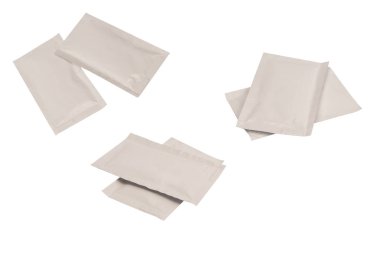 Islak mendiller beyaz arka planda izole edilmiş. Üst görünüm. 