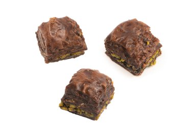 Beyaz zemin üzerinde izole Türk çikolatası baklavası. 