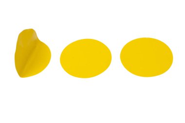 Yuvarlak sarı etiketler, beyaz arka planda izole edilmiş boş etiketler. Üst görünüm. 