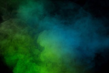 Siyah arka planda yeşil ve beyaz buhar. Boşluğu kopyala.