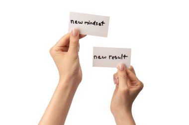 Yeni zihniyet - beyaz arka planda izole edilmiş bir kadının elindeki bir karttaki yeni sonuç metni.  