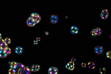 Sabun köpükleri siyah arka planda izole edilmiş. Boşluğu kopyala. 