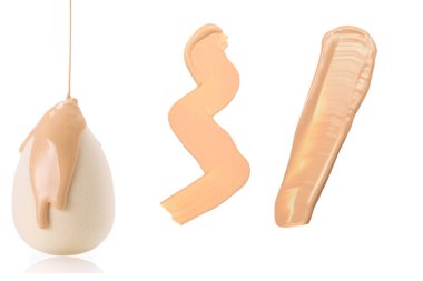 Beyaz arka planda izole edilmiş yeni beyaz süngerin üzerine dökülen sıvı bej makyaj vakfı