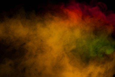 Siyah arka planda kırmızı ve yeşil buhar. Boşluğu kopyala.