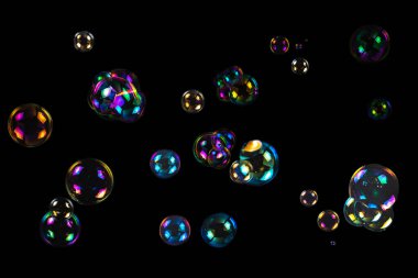 Sabun köpükleri siyah arka planda izole edilmiş. Boşluğu kopyala. 