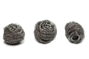 Bulaşık süngeri beyaz arka planda izole edilmiş. Temizleyici, mutfak kazıyıcısı.. 