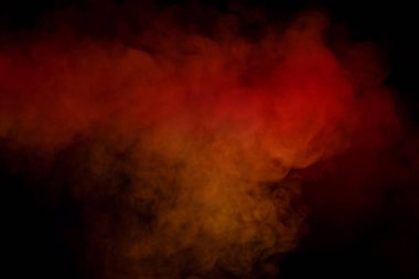 Siyah arka planda turuncu ve kırmızı buhar. Boşluğu kopyala.