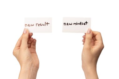 Yeni zihniyet - beyaz arka planda izole edilmiş bir kadının elindeki bir karttaki yeni sonuç metni.  