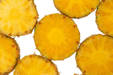Beyaz arka planda ananas sulu sarı dilimler. Üst görünüm.