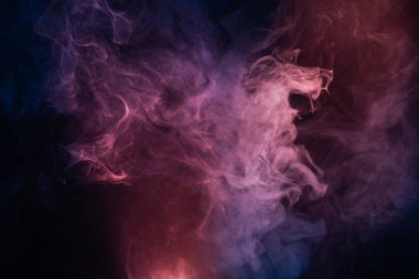 Siyah arka planda mavi ve pembe buhar. Boşluğu kopyala.