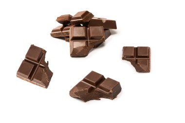 Beyaz bir arka plan üzerinde izole çikolata. 