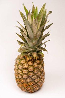 Beyaz arka planda izole edilmiş ananas. Üst görünüm.