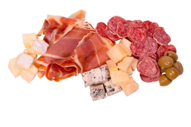 Şarap için atıştırmalık bir tabak. Peynir, zeytin, salam, jamon beyaz bir sırt çantasına izole edilmiş.. 