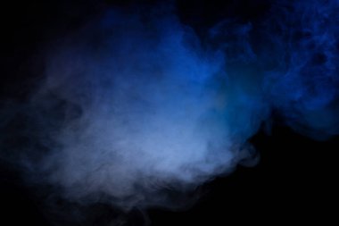 Siyah arka planda mavi ve mor buhar. Boşluğu kopyala.