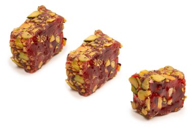 Nar ve şam fıstıklı tatlı rulo, Türk tatlıları. Türk rahat beyaz zemin üzerinde izole.