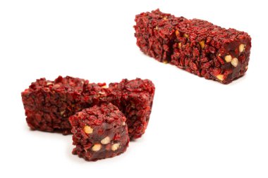 Nar ve fındıklı tatlı rulo, Türk tatlıları. Türk rahat beyaz zemin üzerinde izole.