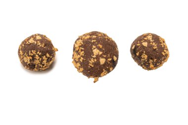 Beyaz arka planda izole edilmiş çikolatalı pasta. Üst görünüm. 