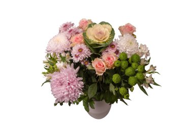 Üzerinde pembe güller olan bir buket çiçek, brassica çiçeği, kasımpatı ve frezya çiçeği beyaz bir arkaplanda izole edilmiş vazoda.. 