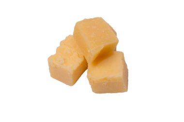 Beyaz arka planda izole edilmiş peynir küpleri. Üst görünüm. 