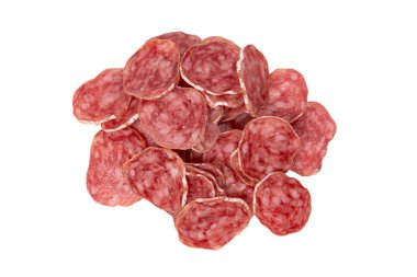 Beyaz arka planda izole edilmiş lezzetli salam dilimleri.. 