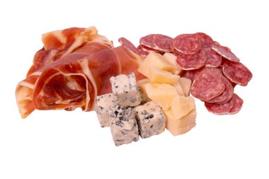 Şarap için atıştırmalık bir tabak. Peynir, zeytin, salam, jamon beyaz bir sırt çantasına izole edilmiş.. 