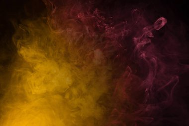 Siyah arka planda sarı ve pembe buhar. Boşluğu kopyala.