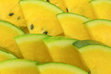 Beyaz arkaplanda izole edilmiş sarı karpuz. 