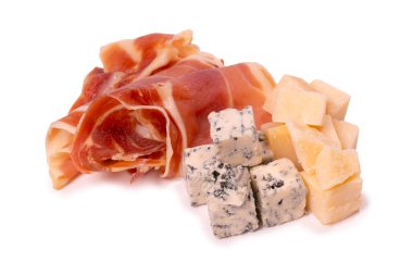 Şarap için atıştırmalık bir tabak. Peynir, zeytin, salam, jamon beyaz bir sırt çantasına izole edilmiş.. 