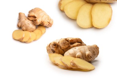 Zencefil Kökü Beyaz Arkaplanda İzole Edildi.