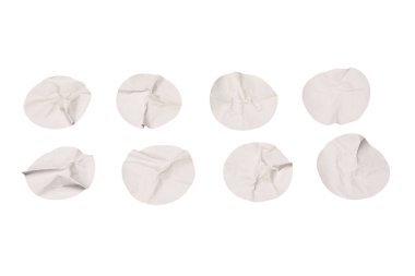 Yuvarlak beyaz etiketler, beyaz arka planda izole edilmiş boş etiketler. Üst görünüm. 