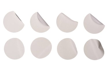 Yuvarlak beyaz etiketler, beyaz arka planda izole edilmiş boş etiketler. Üst görünüm. 