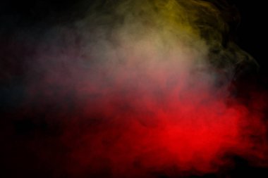 Siyah arka planda mavi ve sarı buhar. Boşluğu kopyala.