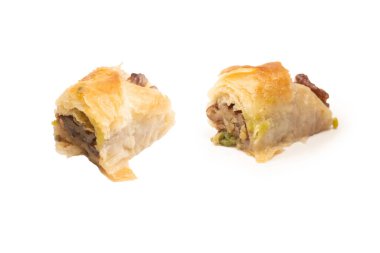 Beyaz arka planda cevizli enfes tatlı baklava. Üst görünüm.