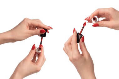 Beyaz arka planda kırmızı tırnaklı kırmızı sıvı ruj. Boşluğu kopyala.