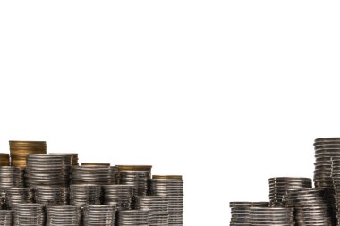 Beyaz arka planda izole edilmiş bozuk para yığını. Bankacılık ve para. 