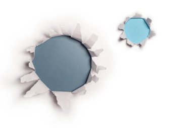 Mavi arkaplandaki beyaz kağıtta bir delik, boşluğu kopyala. 