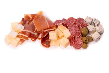 Şarap için atıştırmalık bir tabak. Peynir, zeytin, salam, jamon beyaz bir sırt çantasına izole edilmiş.. 