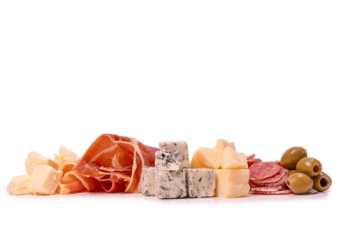Şarap için atıştırmalık bir tabak. Peynir, zeytin, salam, jamon beyaz bir sırt çantasına izole edilmiş.. 