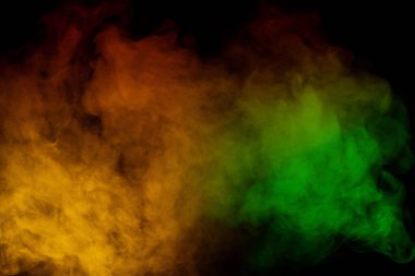 Siyah arka planda kırmızı ve yeşil buhar. Boşluğu kopyala.