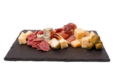 Şarap için atıştırmalık bir tabak. Peynir, zeytin, salam, jamon beyaz bir sırt çantasına izole edilmiş.. 