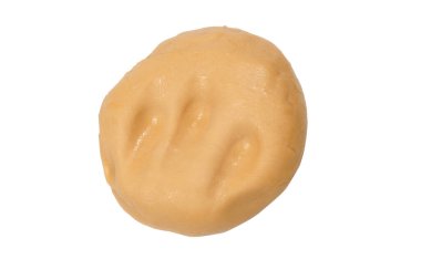 Beyaz arka planda çiğ hamur izole edilmiş. Üst görünüm. 