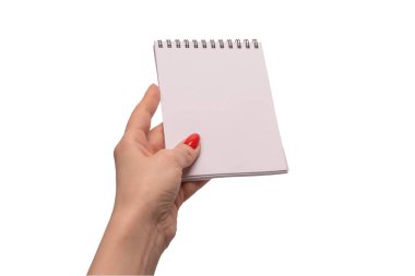 Kırmızı tırnaklı kadınların elinde boş beyaz kağıt olan bir defter. Boşluğu kopyala. 
