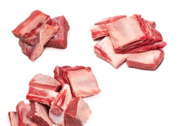 Beyaz arka planda çiğ pirzola. Üst görünüm. 