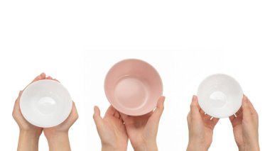 Beyaz arka planda izole edilmiş pembe tabak kadının ellerinde..