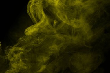 Siyah arka planda sarı buhar. Boşluğu kopyala.