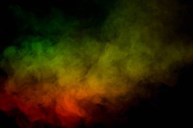 Siyah arka planda kırmızı ve yeşil buhar. Boşluğu kopyala.