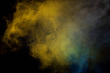 Siyah arka planda mavi ve sarı buhar. Boşluğu kopyala.