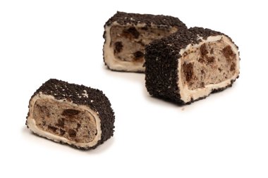 Çikolata ve fındıklı tatlı rulo, Türk tatlıları. Türk rahat beyaz zemin üzerinde izole. 