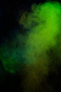 Siyah arka planda mavi ve yeşil buhar. Boşluğu kopyala.